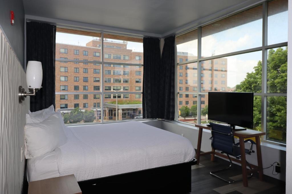 Ein Bett oder Betten in einem Zimmer der Unterkunft Days Inn &amp; Suites by Wyndham Milwaukee