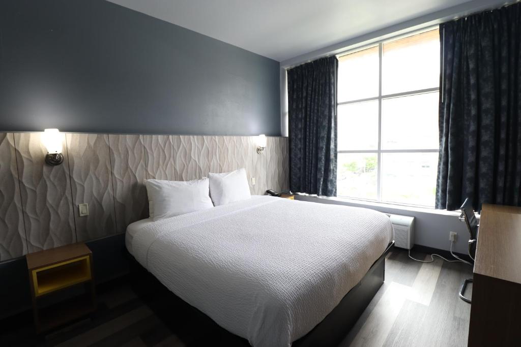 Ein Bett oder Betten in einem Zimmer der Unterkunft Days Inn &amp; Suites by Wyndham Milwaukee