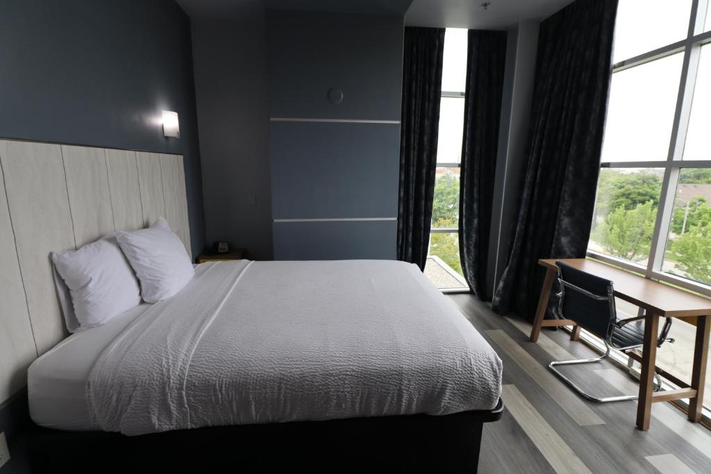 Ein Bett oder Betten in einem Zimmer der Unterkunft Days Inn &amp; Suites by Wyndham Milwaukee
