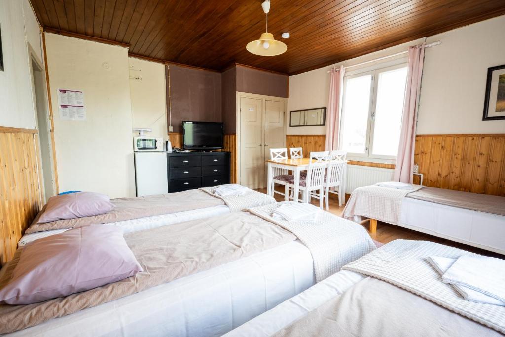 Arctic Guesthouse & Igloos - Economy Quadruple Room With Shared Bathroom