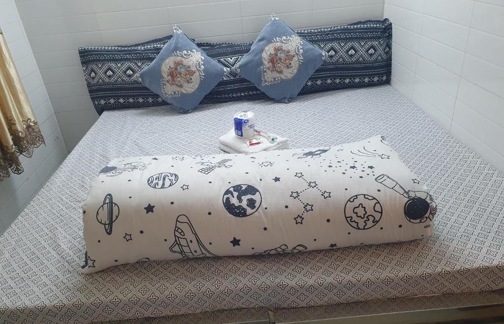 Postel nebo postele na pokoji v ubytování Relianceinternational