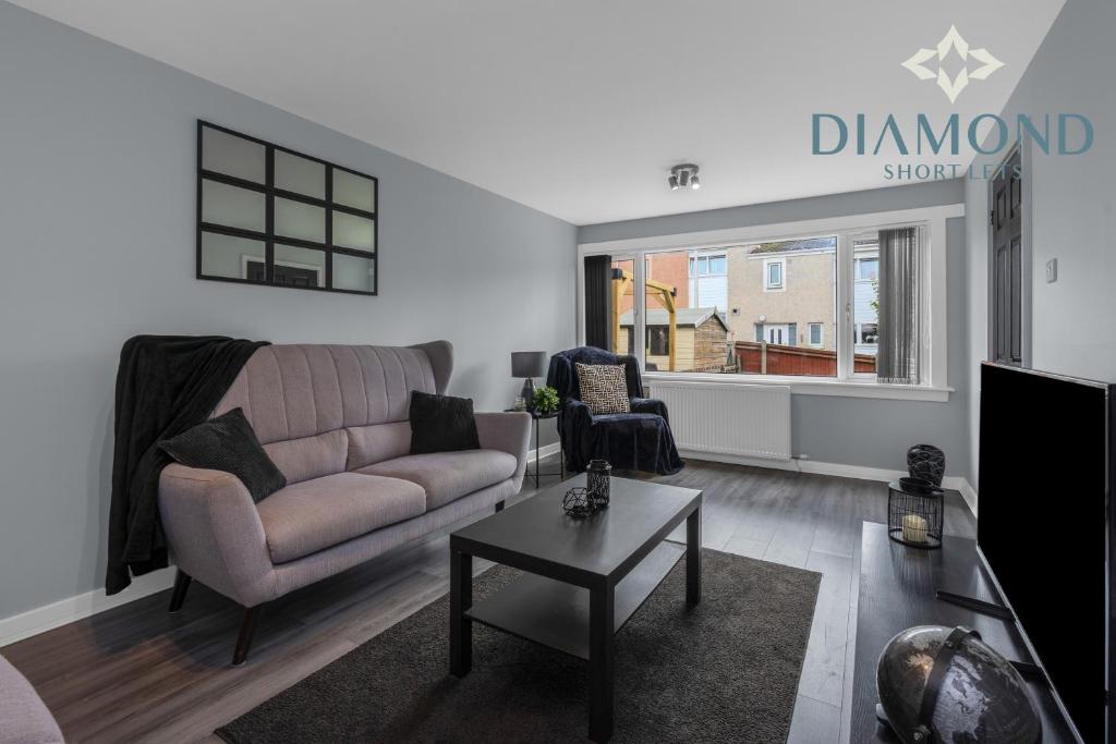 Televisyen dan/atau pusat hiburan di Brand New 4 Bedroom House - Sleeps 4 Fully Equipped, Free Parking, WiFi, Perfect for CONTRACTORS by Diamond Short Lets