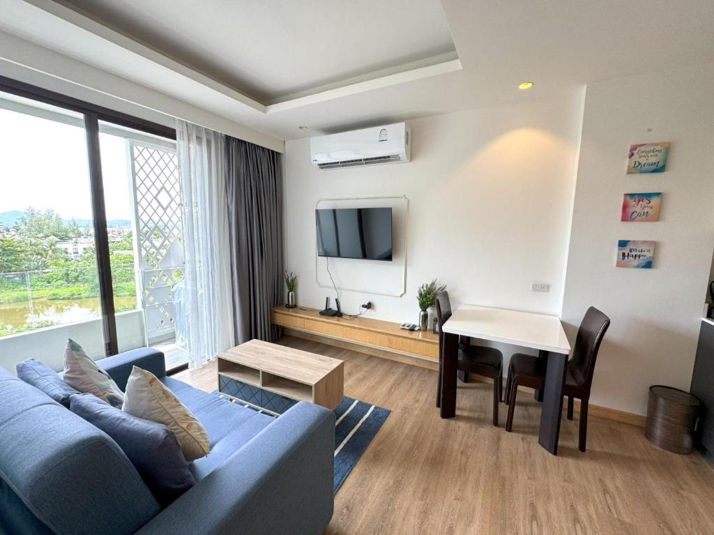TV a/nebo společenská místnost v ubytování Sea view apartment at Aristo2 by Lofty
