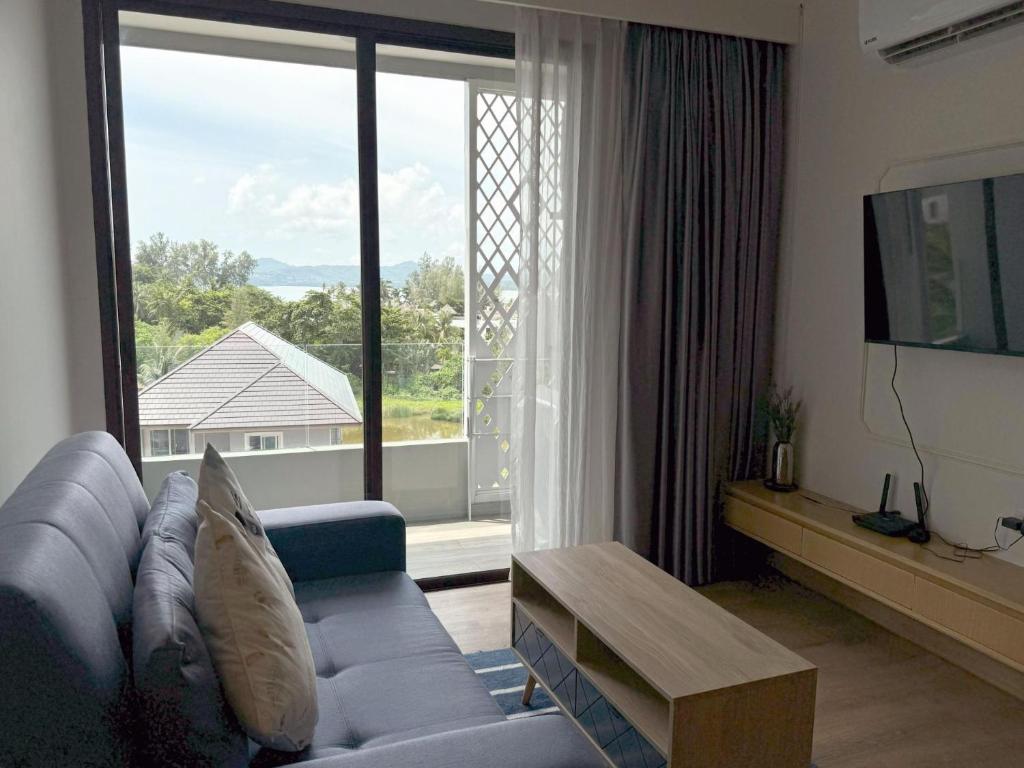 TV a/nebo společenská místnost v ubytování Sea view apartment at Aristo2 by Lofty