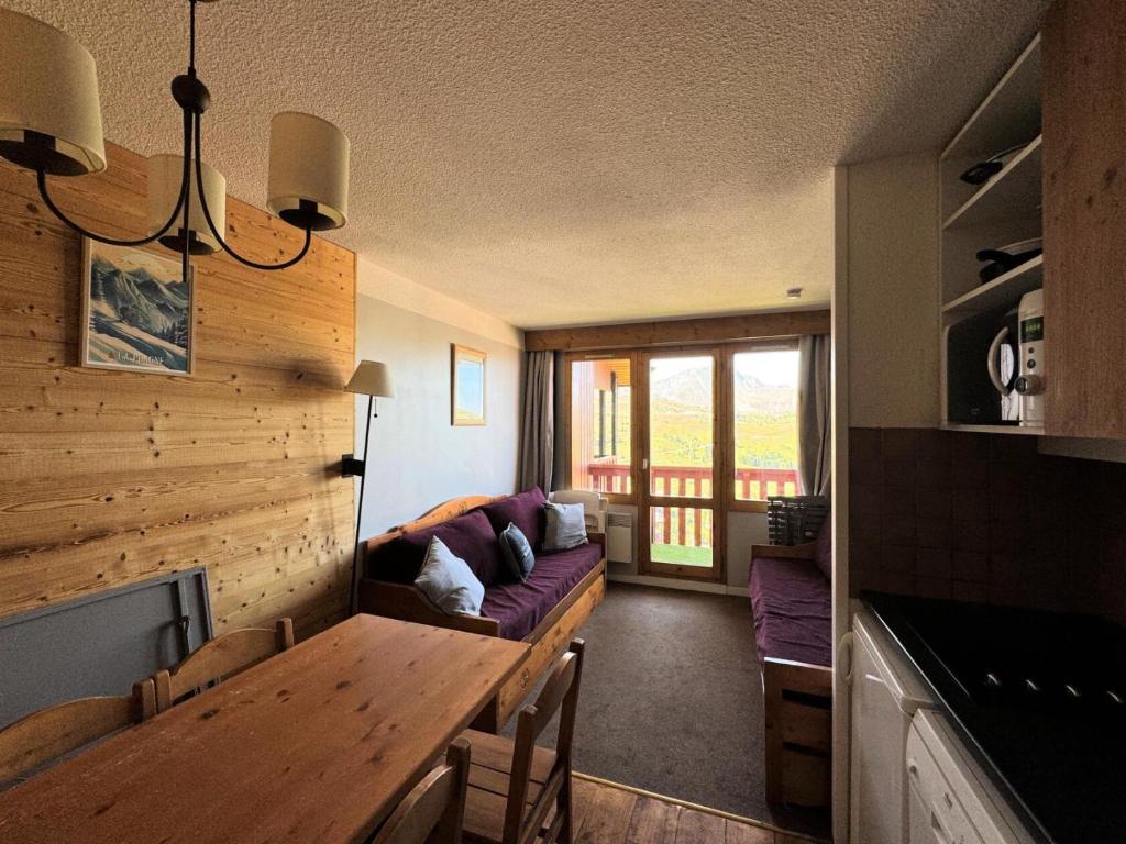 un salon avec un canapé et une table dans l'établissement Résidence Themis - Studio pour 4 Personnes 35, à Mâcot La Plagne