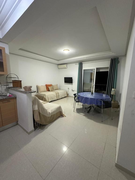 een woonkamer met een bank en een tafel bij S1 vue de mer in Chott Meriem