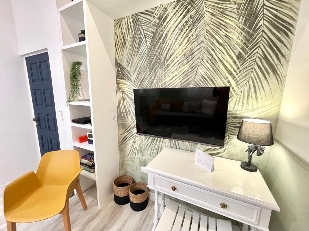 TV a/nebo společenská místnost v ubytování Casa Hugo City center