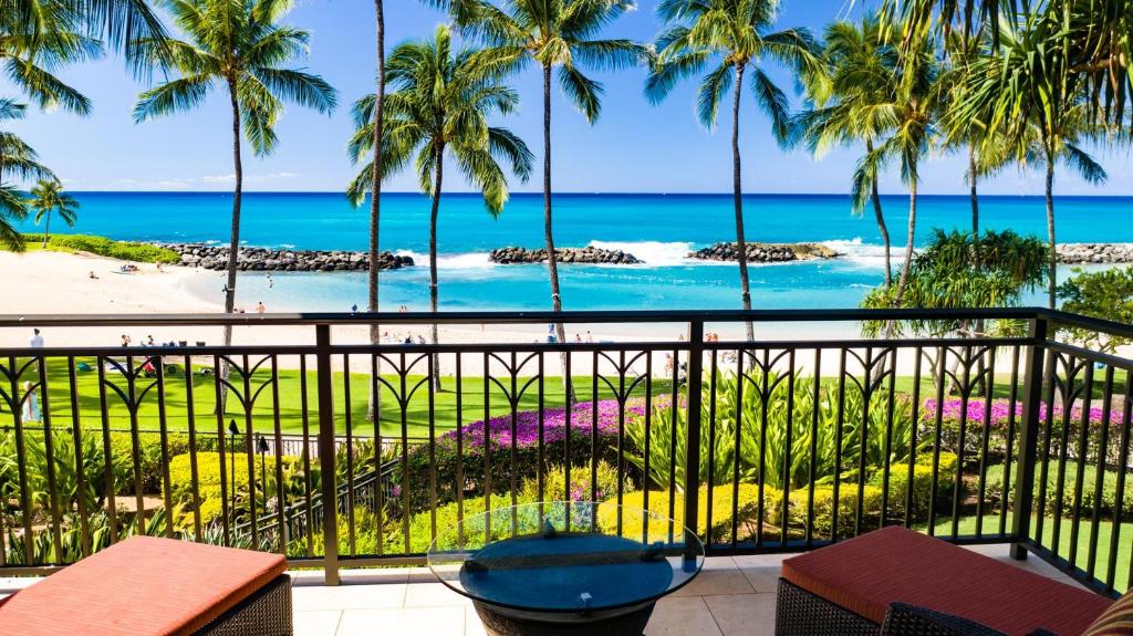 カポレイにあるBeach Tower 209 at Ko Olinaのリゾートのバルコニーから眺めるビーチの景色