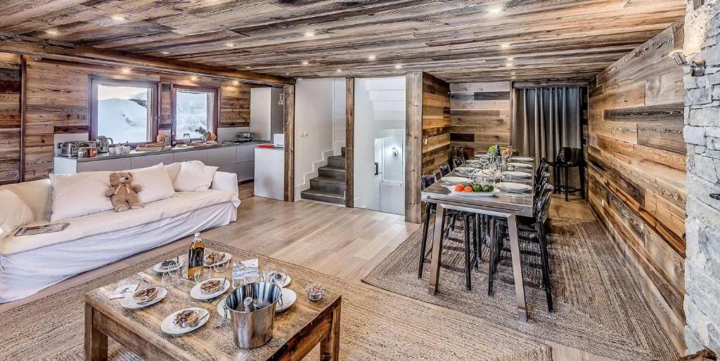 a living room with a couch and a table at Chalet Paradis Blanc - Chalet 4 - 129m2 - 6 chambres, 6 salles de bain MAE-2024 in Tignes