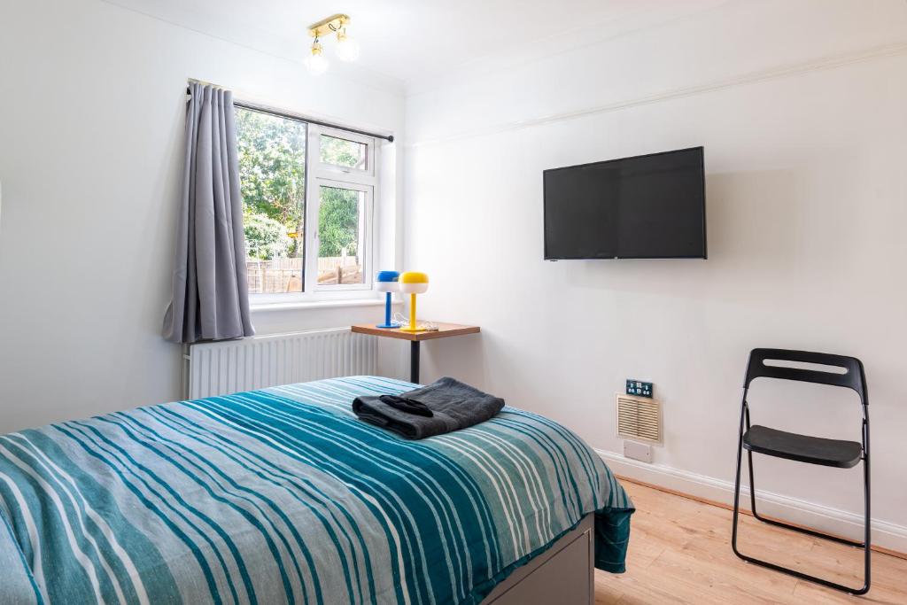 Una cama o camas en una habitación de 2 Bed, Wembley, Ealing, London