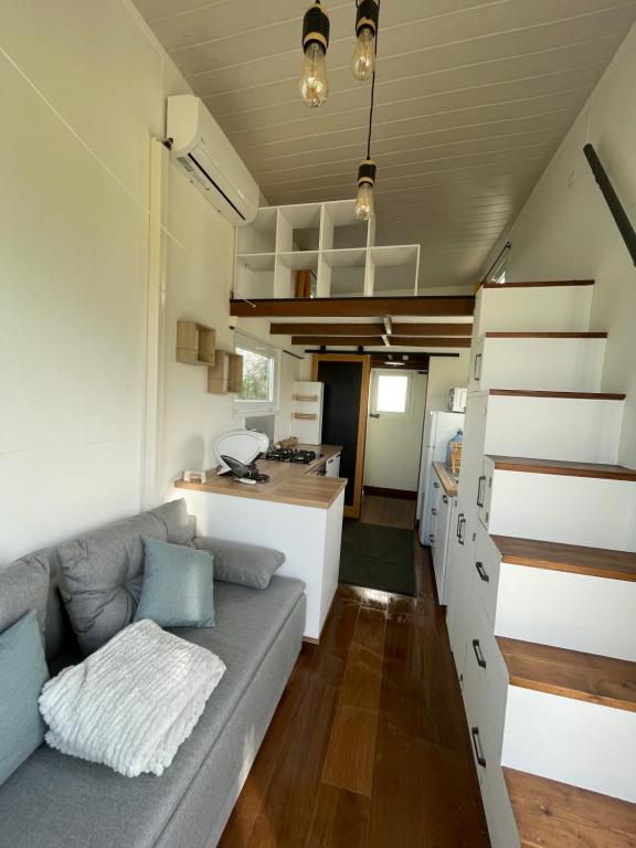 - un salon et une cuisine dans une petite maison dans l'établissement La Tiny du Rougy, à Frolois