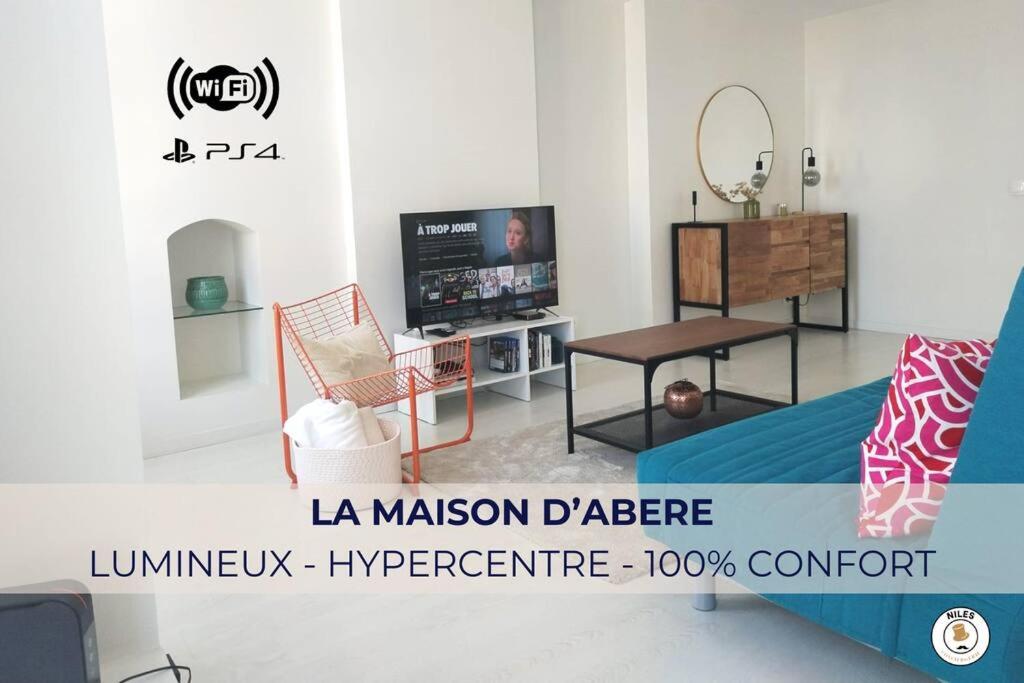 un salon avec un lit et une télévision dans l'établissement La Maison d'Abère Hypercentre Château et Gare, à Pau