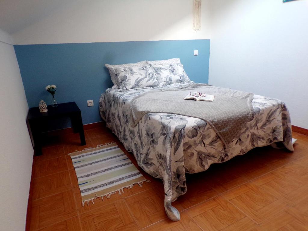 una camera da letto con un letto con una parete blu di Alvão Sunrise - Natural Park a Vila Real