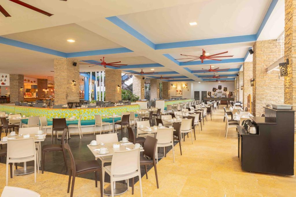 Restaurace v ubytování Decameron Barú - All Inclusive