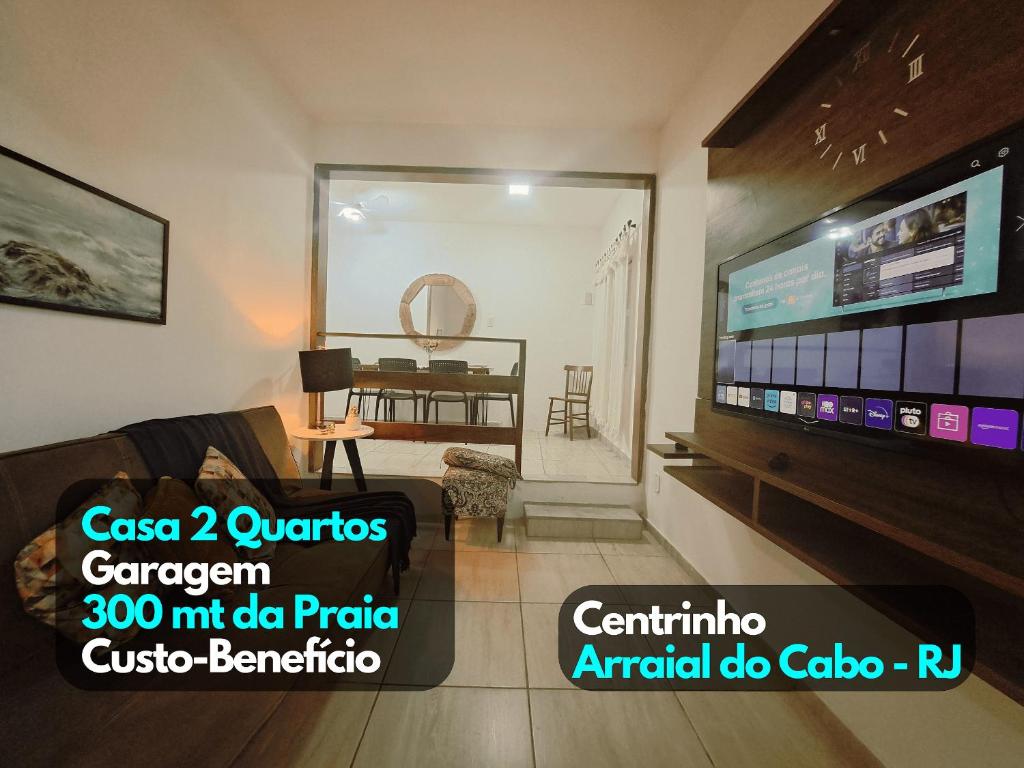 uma sala de estar com uma televisão de ecrã plano num quarto em Casa 2qts Vaga centro Arraial do cabo 5 min Praia em Arraial do Cabo