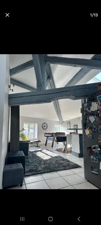 un grand salon avec une table et un canapé dans l'établissement Appart proche perolliere et gare Ouest Lyonnais, à Sain-Bel