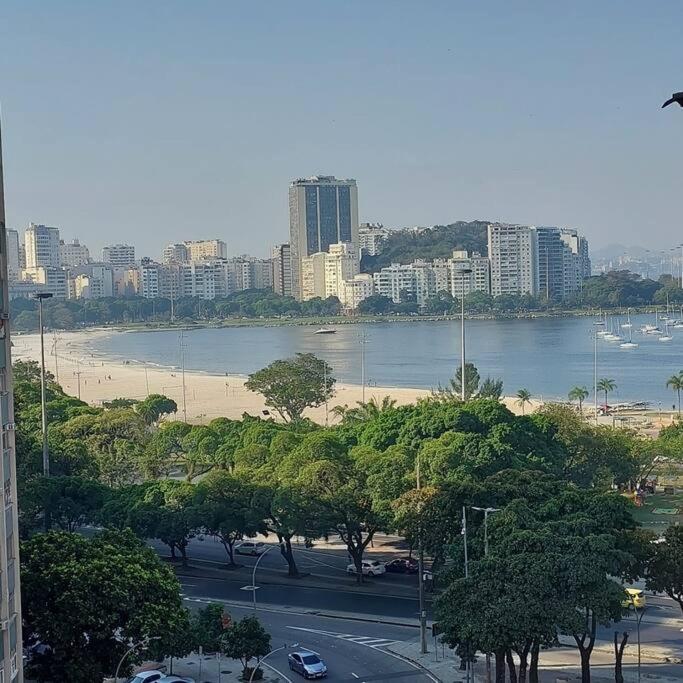 Hotel Encantador Studio na Praia de Botafogo!, a view of a city with a beach and buildings at Encantador Studio na Praia de Botafogo! in Rio de Janeiro