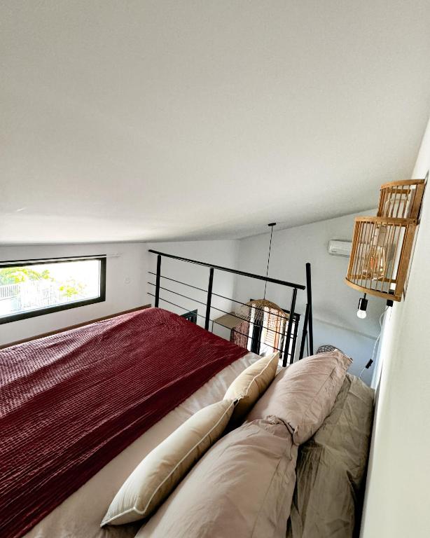 Le Bois de NèflesLe perchoir - tiny house avec vue mer的一间卧室,卧室内配有一张大床
