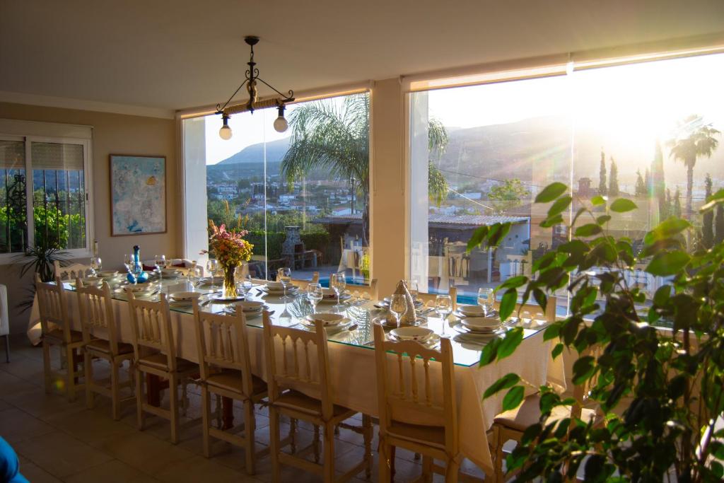 a large dining room with a long table and chairs at Alojamiento Rural Las Acacias in Cabra