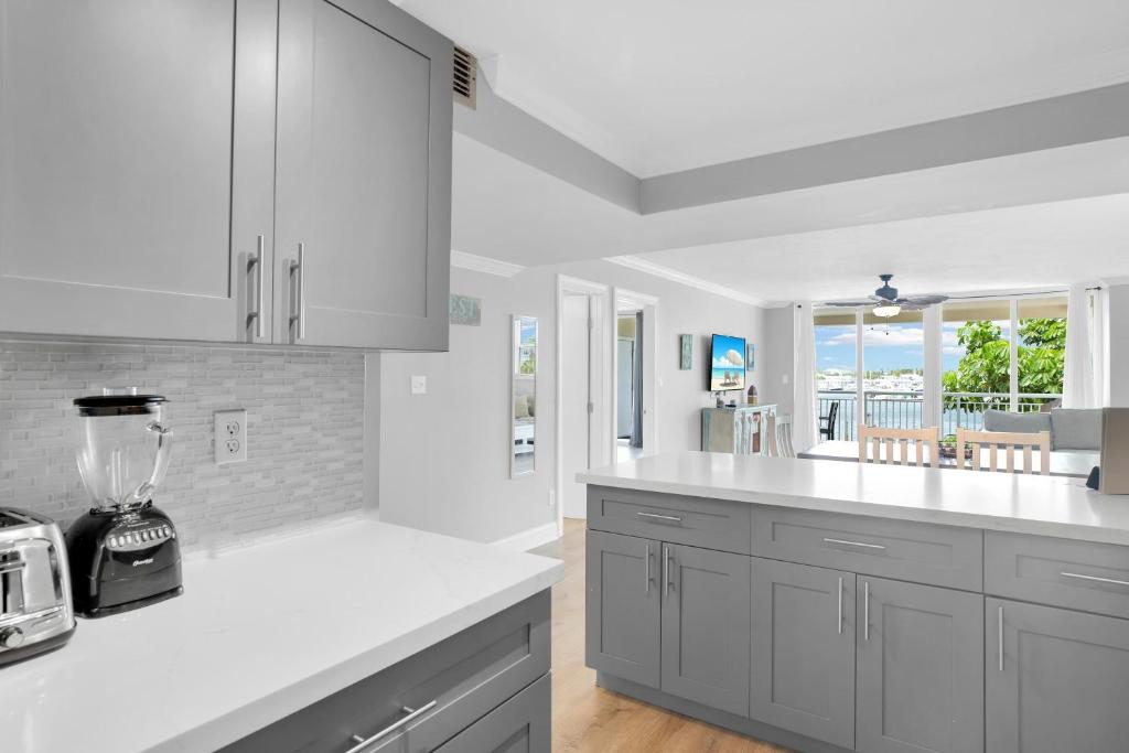 Kuchyň nebo kuchyňský kout v ubytování Eleuthera - 2x2 Fully Updated Old Town Waterfront Corner Condo