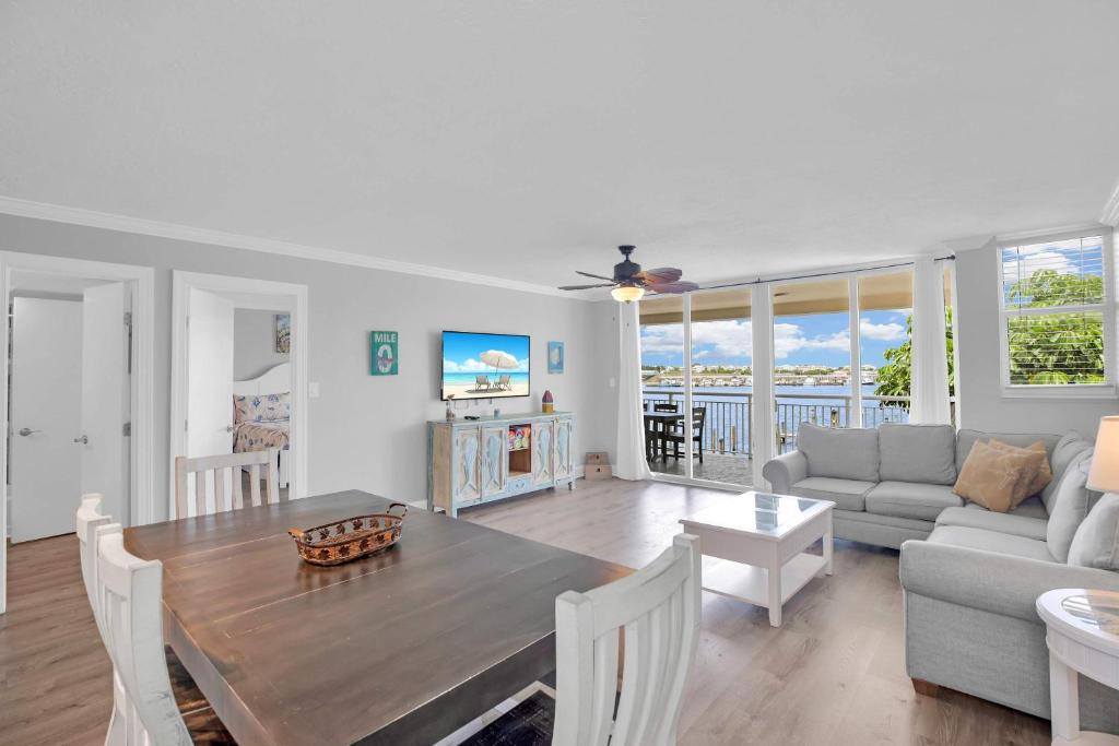 Posezení v ubytování Eleuthera - 2x2 Fully Updated Old Town Waterfront Corner Condo
