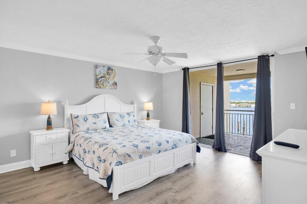 Postel nebo postele na pokoji v ubytování Eleuthera - 2x2 Fully Updated Old Town Waterfront Corner Condo