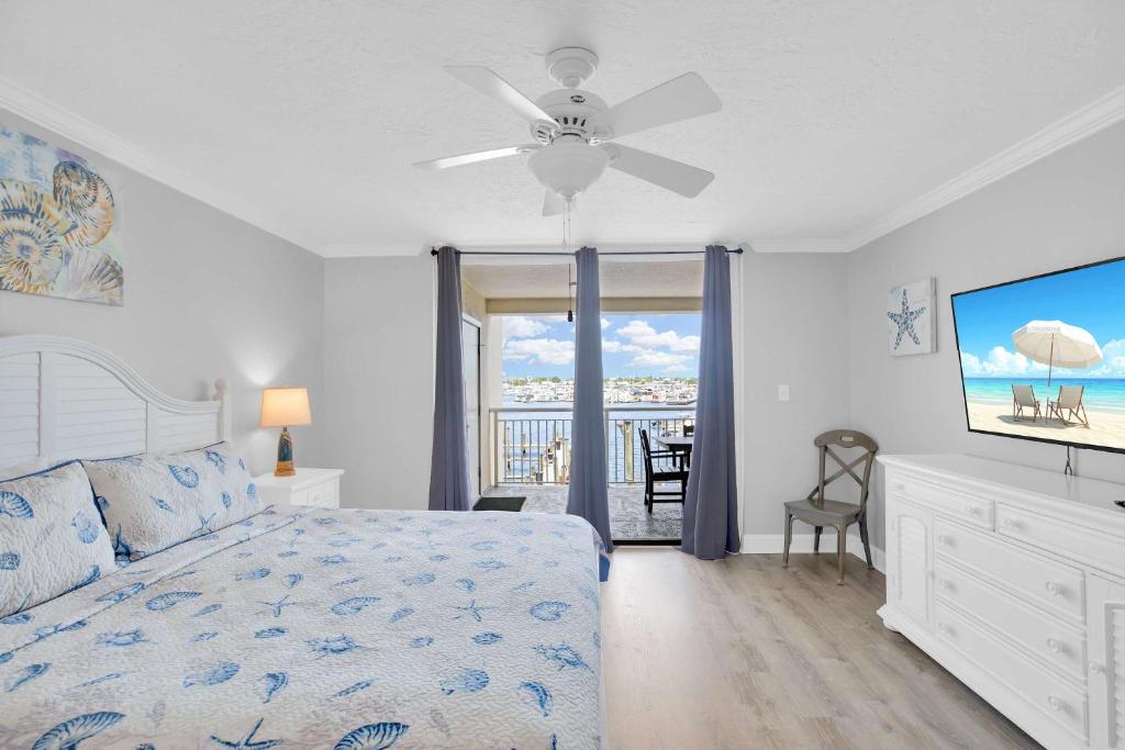 Postel nebo postele na pokoji v ubytování Eleuthera - 2x2 Fully Updated Old Town Waterfront Corner Condo