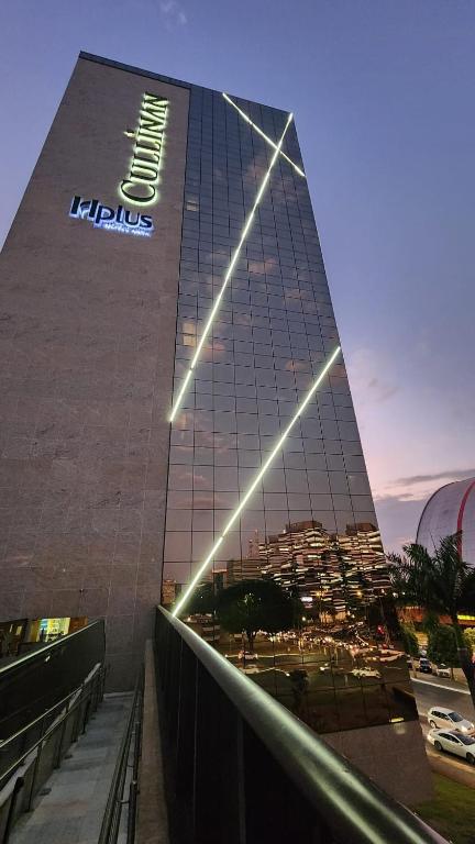 a lit up sign on the side of a building at CULLINAN Brasilia flat particular em Hotel junto ao Shopping in Brasília