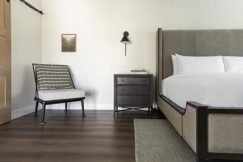 Homestead Resort - King Room With Roll-In Shower - Disability Access