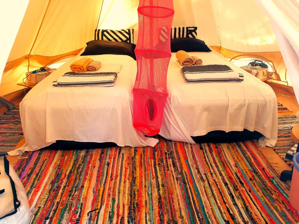 Rúm í herbergi á Mandaron / private tent for two persons