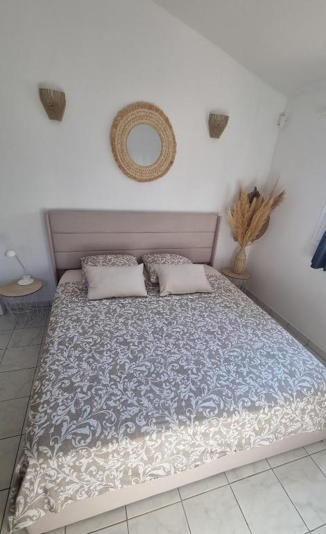 Postel nebo postele na pokoji v ubytování Chambre face aux vignes