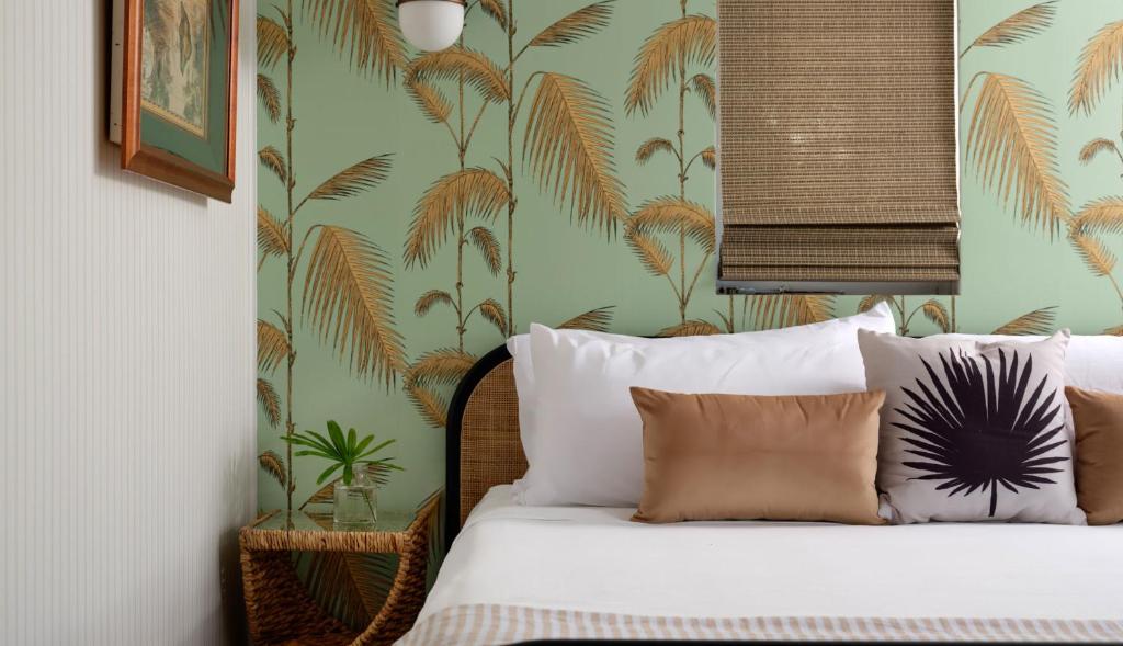 Letto o letti in una camera di The Historic Wailuku Inn Maui