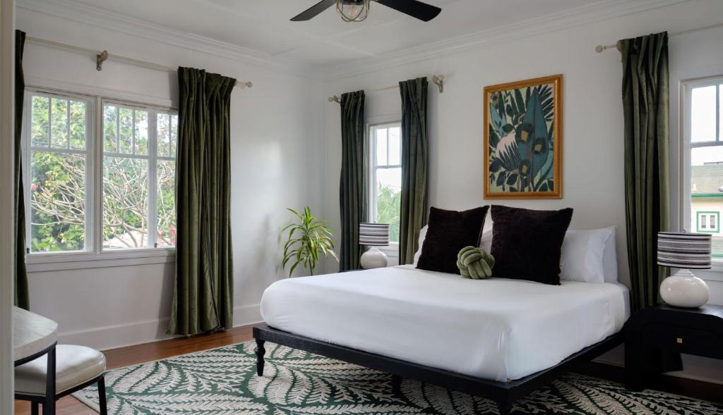 Letto o letti in una camera di The Historic Wailuku Inn Maui
