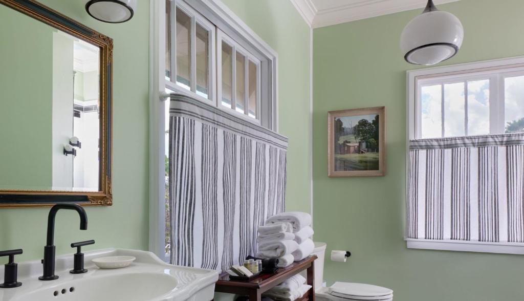 Bagno di The Historic Wailuku Inn Maui