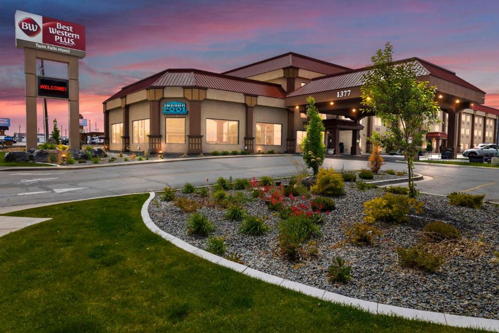 Un hotel frente a un edificio con flores en el frente. en Best Western Plus Twin Falls Hotel, en Twin Falls