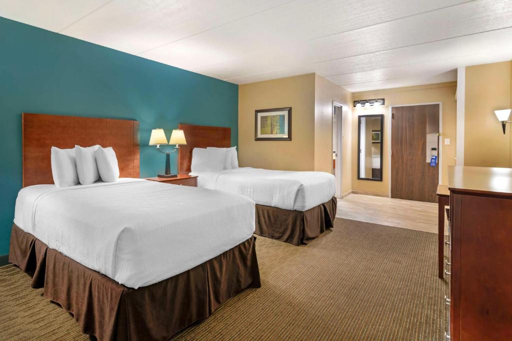 Postel nebo postele na pokoji v ubytování Best Western Plus Plattsburgh