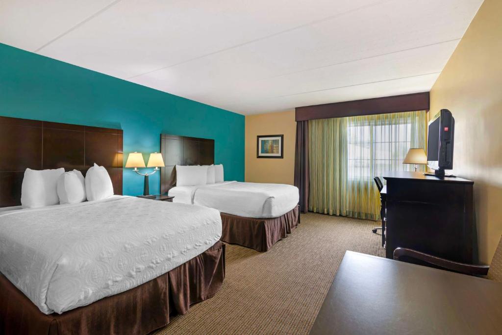 Postel nebo postele na pokoji v ubytování Best Western Plus Plattsburgh