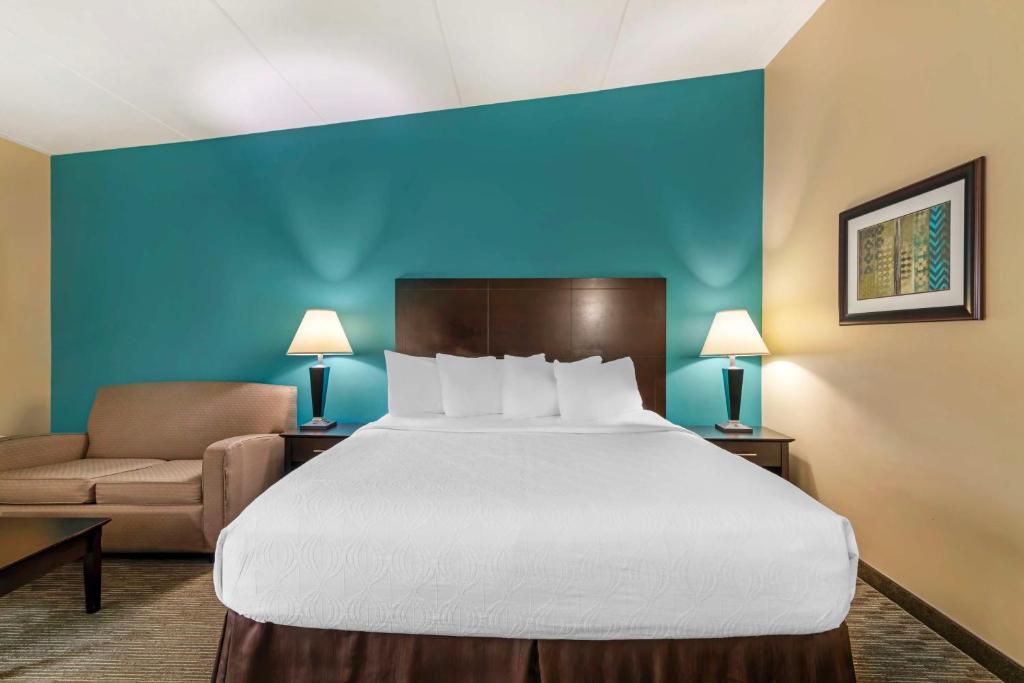 Postel nebo postele na pokoji v ubytování Best Western Plus Plattsburgh