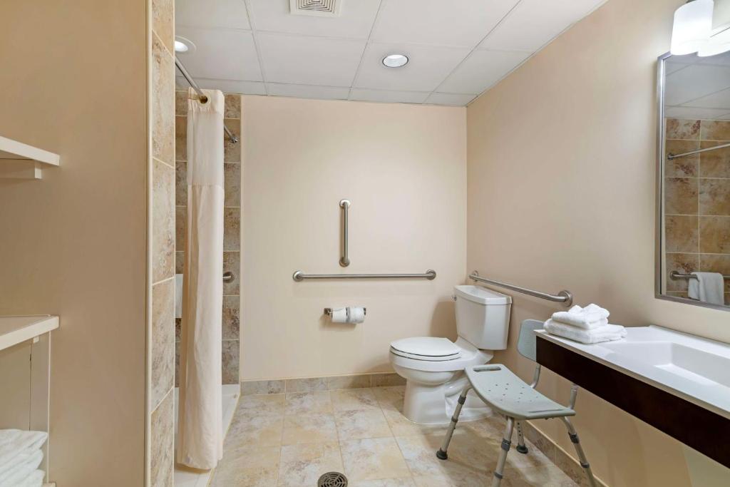 Koupelna v ubytování Best Western Plus Plattsburgh