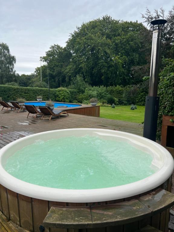 Bazén v ubytování Villa with private pool and jacuzzi nebo v jeho okolí