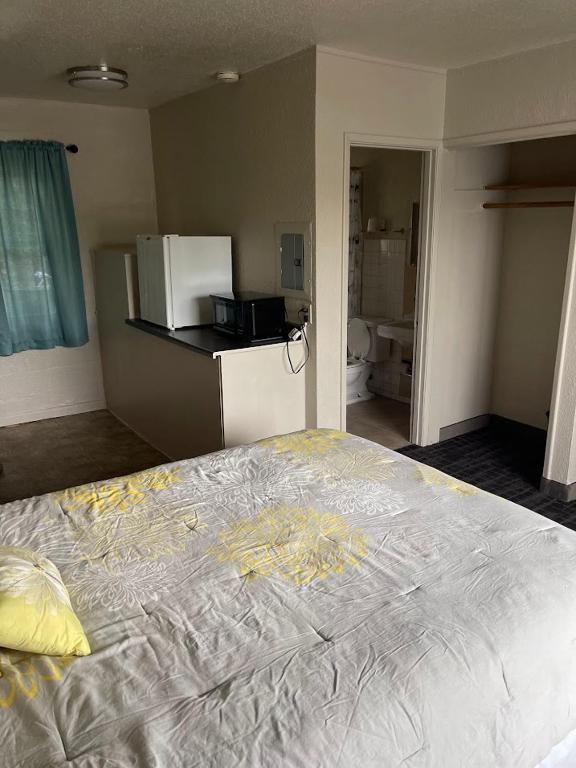 Postel nebo postele na pokoji v ubytování Legend Motel