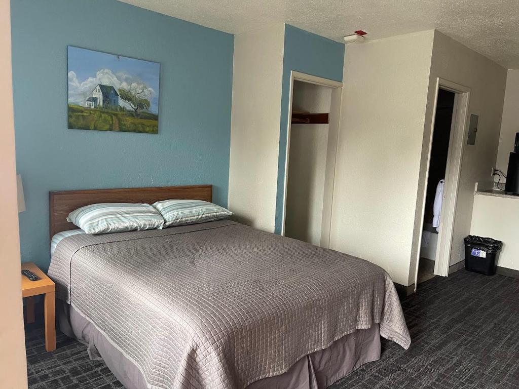 Postel nebo postele na pokoji v ubytování Legend Motel