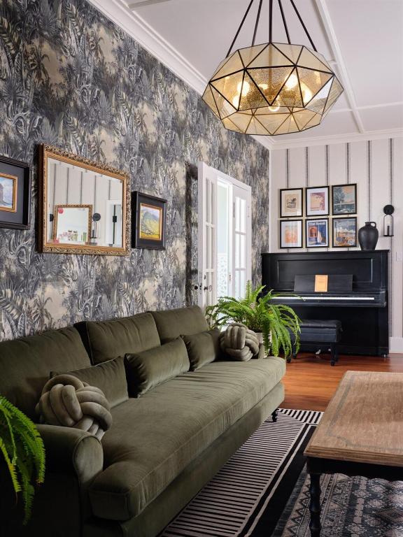 un soggiorno con divano e pianoforte di The Historic Wailuku Inn Maui a Wailuku