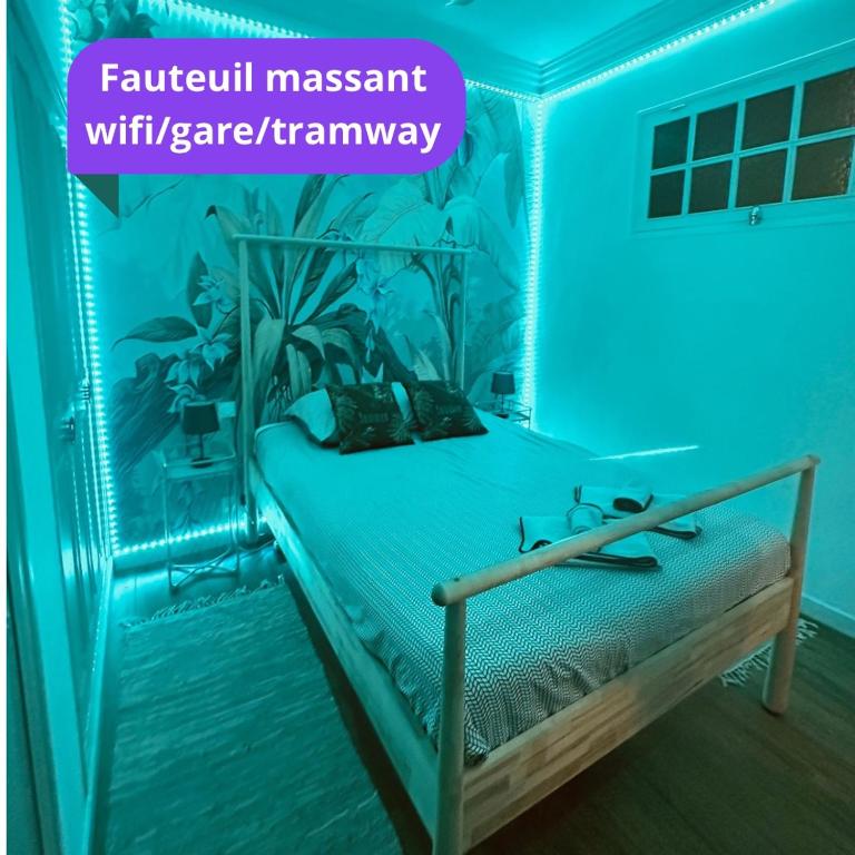 une chambre avec un lit dans une pièce bleue dans l'établissement Appart l'Echappée Belle, Centre Historique, Gare, à Montpellier