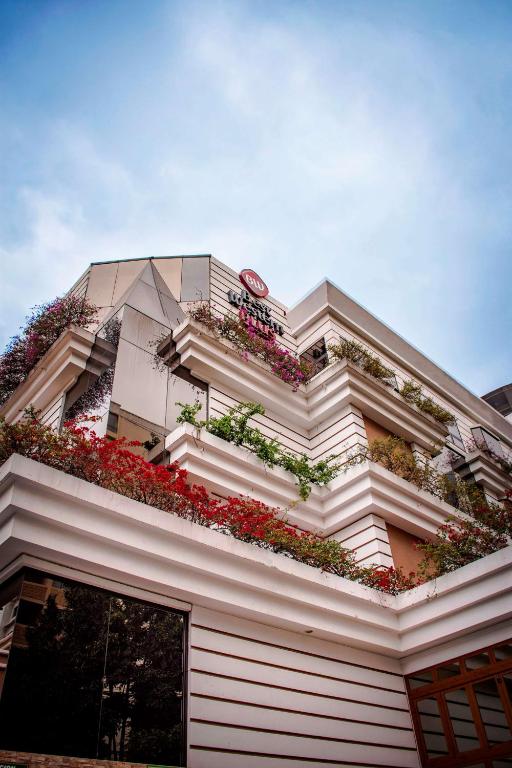 Un edificio con flores en el costado. en Best Western Plus Hotel Stofella, en Guatemala