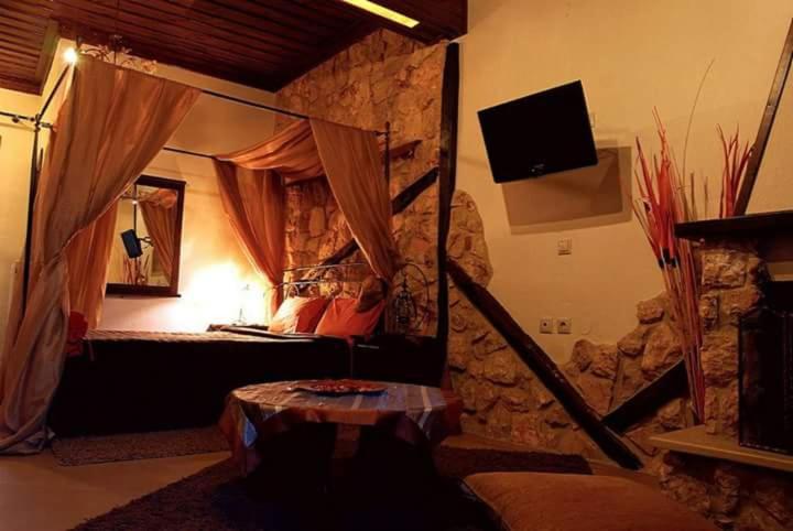 Pansion Anastasia - Deluxe Double Room With Extra Bed