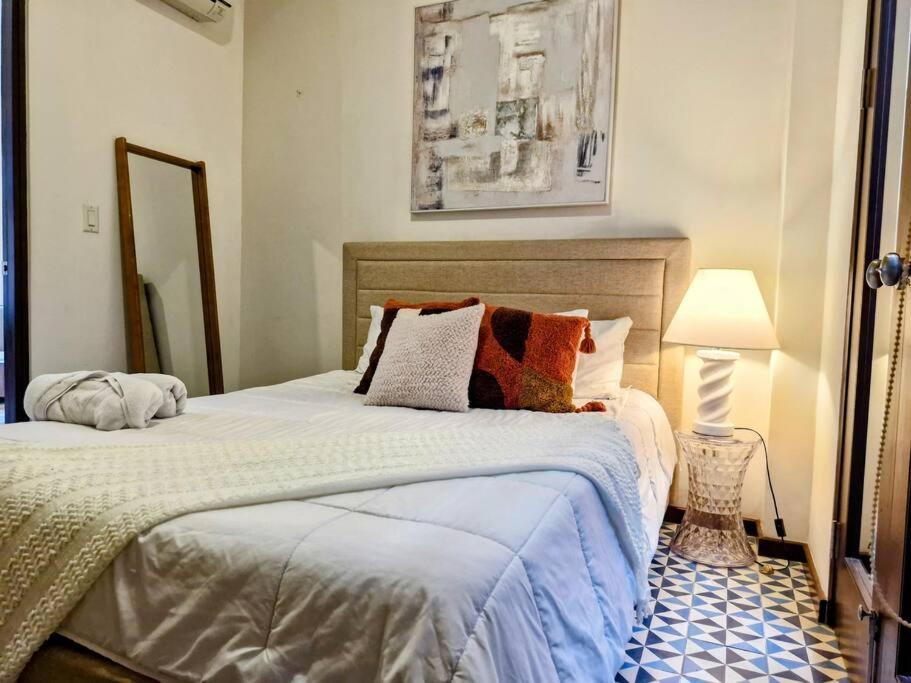 een slaapkamer met een groot bed met kussens erop bij Wonderful Modern Apartment in Casco Viejo Casa Rio Apt #3 in Panama-Stad