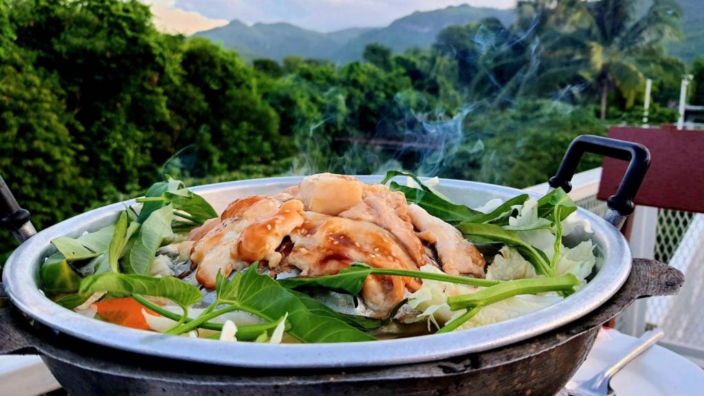 ホテルの敷地内または近くでの食事または食べ物