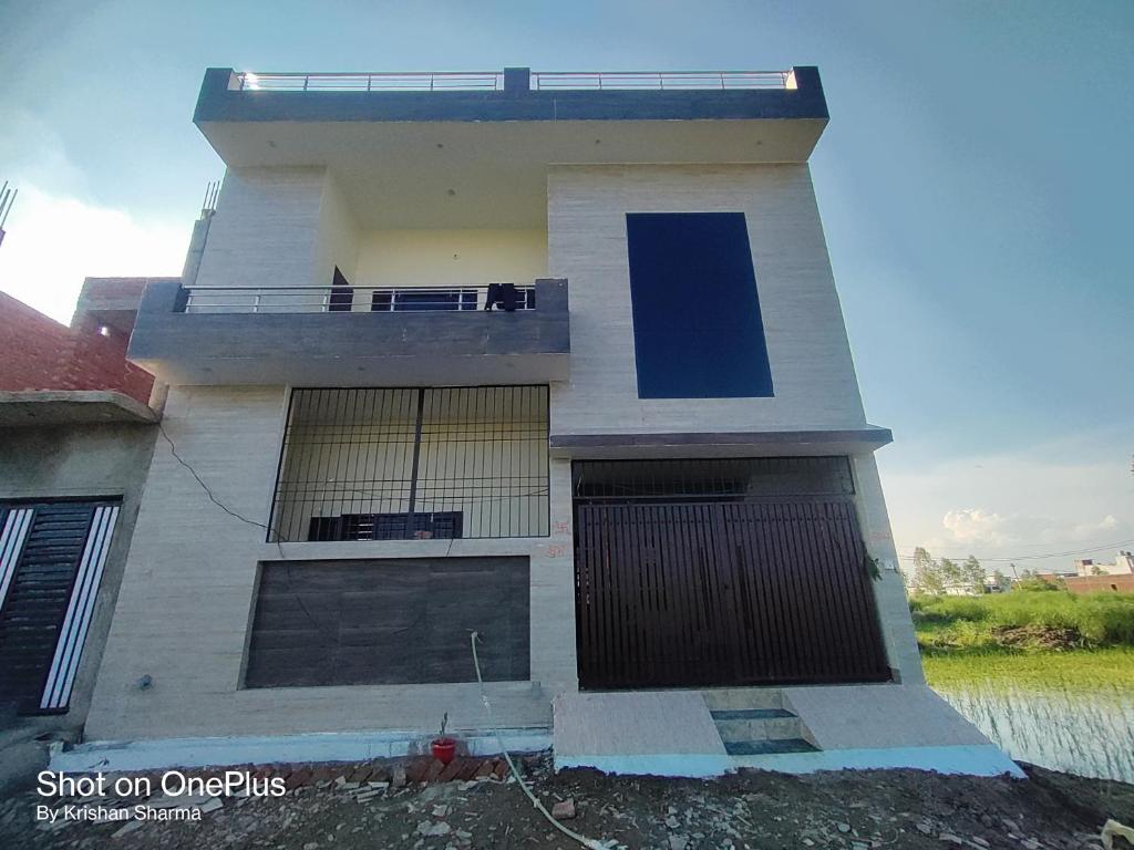 una casa con balcone e cane di Serene Homestay Retreat a Bāzpur