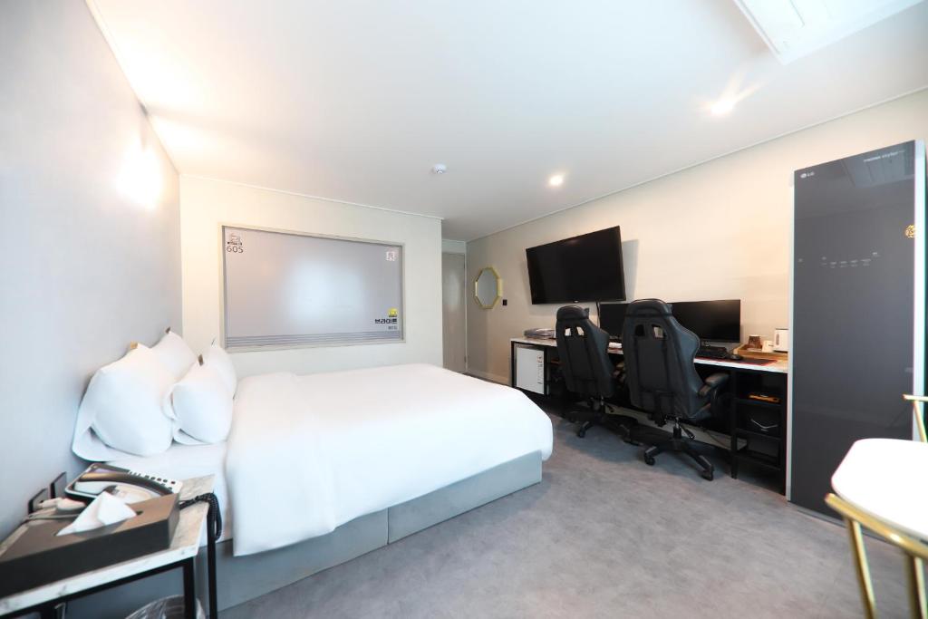 TV a/nebo společenská místnost v ubytování Brighton Hotel